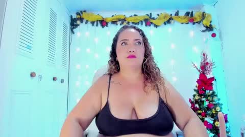 Snapshot of camilaa_foxxx chatting on December 27, 12:39 am camilaa foxxx online show from December 27, 12:39 am