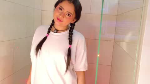 Snapshot of camilaandrade_ chatting on May 3, 3:29 pm Cami online show from May 3, 3:29 pm