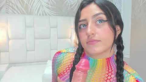 Snapshot of camilahunter__ chatting on February 15, 7:51 am Camila online show from February 15, 7:51 am