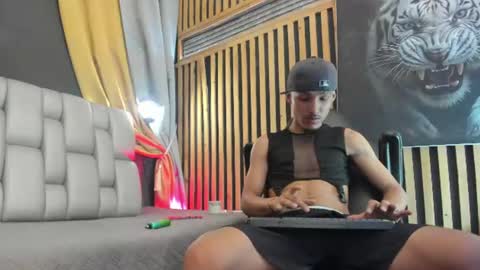 Snapshot of camilo_contrerass chatting on July 17, 8:35 pm Camilo online show from July 17, 8:35 pm