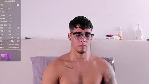 Snapshot of camilo_ospina_ chatting on April 30, 8:26 pm INDEPENDENT MODEL online show from April 30, 8:26 pm