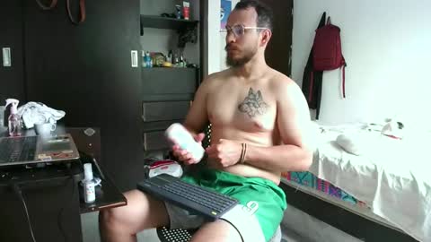 Snapshot of camiloex chatting on January 11, 6:54 pm Camilo online show from January 11, 6:54 pm