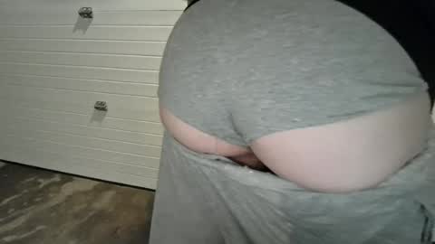 Snapshot of cammyman6900 chatting on May 16, 10:41 pm cammyman6900 online show from May 16, 10:41 pm