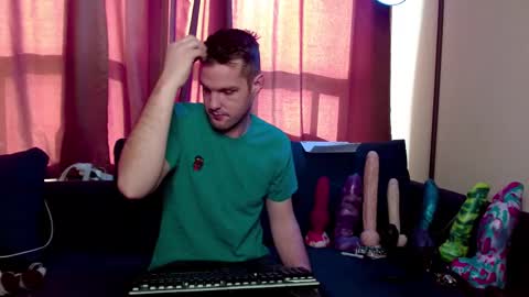 Snapshot of camzlut4u chatting on February 26, 9:05 pm mark the Slut online show from February 26, 9:05 pm