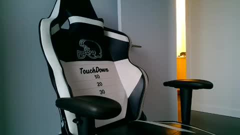 Snapshot of canadianstud18 chatting on June 2, 1:40 am Devon online show from June 2, 1:40 am