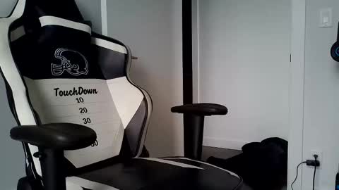 Snapshot of canadianstud18 chatting on June 3, 1:41 am Devon online show from June 3, 1:41 am