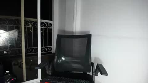 Snapshot of candacesxhot chatting on January 17, 4:06 am cumorsmooke online show from January 17, 4:06 am