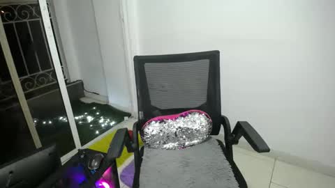 Snapshot of candacesxhot chatting on February 5, 3:55 am cumorsmooke online show from February 5, 3:55 am