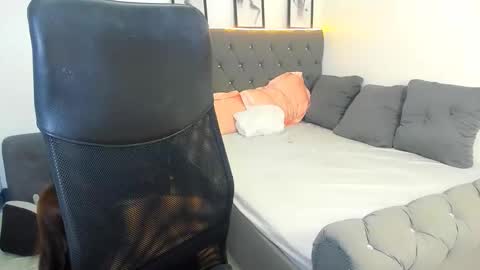 Snapshot of candiceferragamo chatting on February 12, 3:18 pm candiceferragamo online show from February 12, 3:18 pm