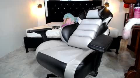 candy online show from February 13, 9:41 am