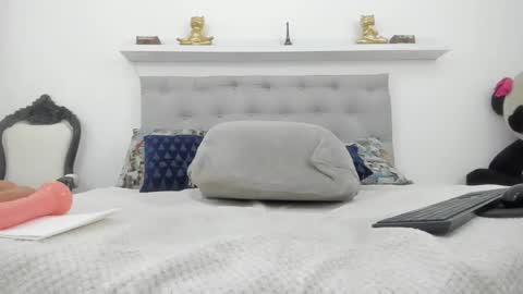 Snapshot of candy_sex_18x chatting on September 12, 12:44 am candy_sex_18x online show from September 12, 12:44 am