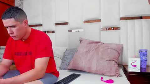 Snapshot of candyandsteven chatting on November 17, 2:39 am candyandsteven online show from November 17, 2:39 am