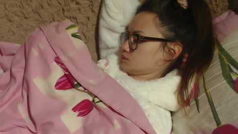 Snapshot of candylady136 chatting on December 10, 6:01 am say meow and send tip online show from December 10, 6:01 am