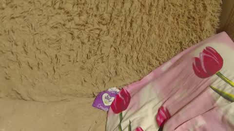 Snapshot of candylady136 chatting on December 22, 10:58 pm say meow and send tip online show from December 22, 10:58 pm