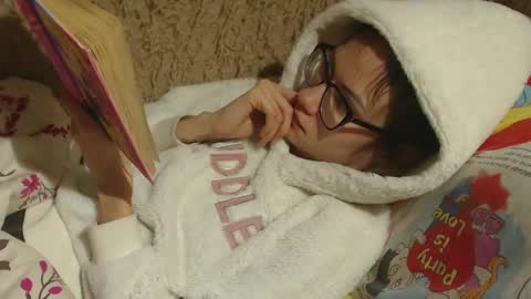 Snapshot of candylady136 chatting on February 24, 5:42 pm say meow and send tip online show from February 24, 5:42 pm