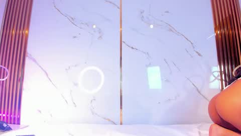 Snapshot of candyrouse2 chatting on December 16, 11:32 pm Candy online show from December 16, 11:32 pm