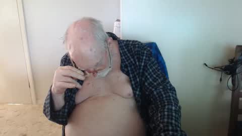 Snapshot of capt5105 chatting on April 27, 3:26 am capt5105 online show from April 27, 3:26 am
