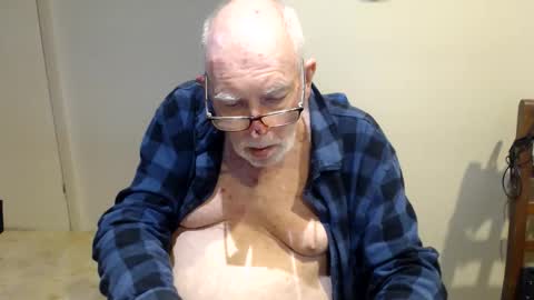 Snapshot of capt5105 chatting on May 18, 11:32 pm capt5105 online show from May 18, 11:32 pm