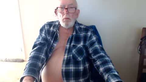 Snapshot of capt5105 chatting on June 15, 2:36 am capt5105 online show from June 15, 2:36 am