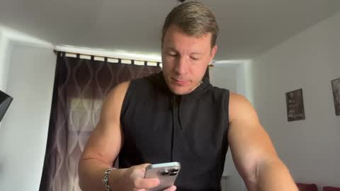 Snapshot of capt_oliver chatting on June 5, 9:59 am follow my twitter online show from June 5, 9:59 am