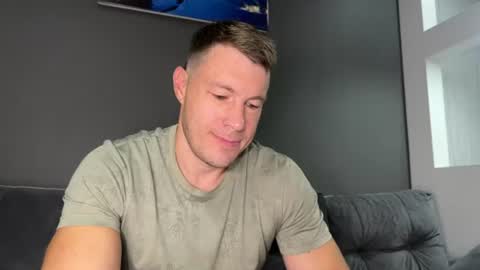 Snapshot of capt_oliver chatting on June 15, 10:06 am follow my twitter online show from June 15, 10:06 am