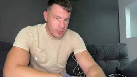 Snapshot of capt_oliver chatting on June 16, 9:45 am follow my twitter online show from June 16, 9:45 am