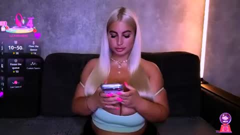 Snapshot of cara__harris chatting on June 11, 6:17 pm . . online show from June 11, 6:17 pm