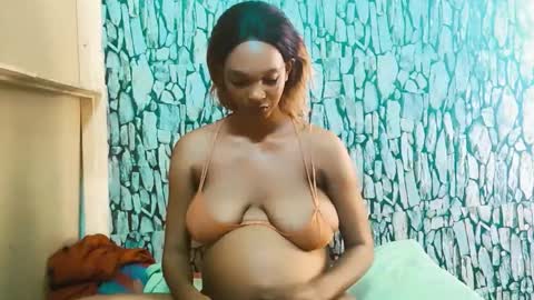 Snapshot of caramelminxxx1 chatting on February 10, 7:01 am caramelminxxx1 online show from February 10, 7:01 am