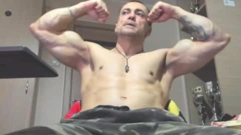 Snapshot of carin_the_body chatting on May 4, 9:44 pm Laz online show from May 4, 9:44 pm