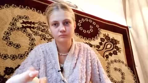 Snapshot of carissaalderson chatting on April 23, 2:57 am Kira online show from April 23, 2:57 am