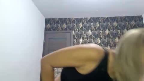 Snapshot of carlastacefun chatting on October 28, 3:54 am CarlaStaceFun online show from October 28, 3:54 am