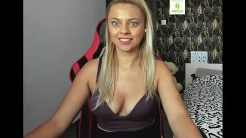 Snapshot of carlastacefun chatting on June 29, 10:15 am CarlaStaceFun online show from June 29, 10:15 am