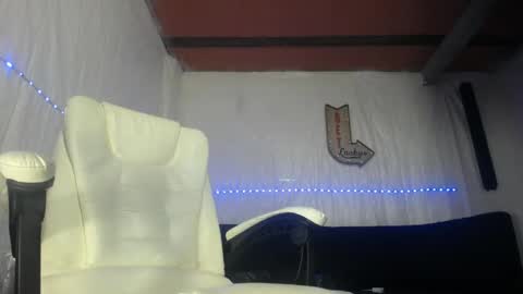 Snapshot of carlo_yates27 chatting on June 7, 10:57 pm carlo yates thx for help me to reach 100 thumps up online show from June 7, 10:57 pm