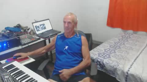 Snapshot of carlos2557 chatting on May 7, 11:32 pm carlos online show from May 7, 11:32 pm