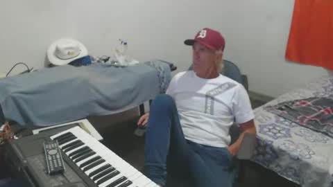 Snapshot of carlos2557 chatting on May 9, 3:45 am carlos online show from May 9, 3:45 am