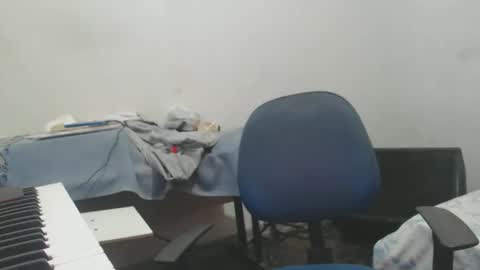 Snapshot of carlos2557 chatting on May 28, 1:14 am carlos online show from May 28, 1:14 am