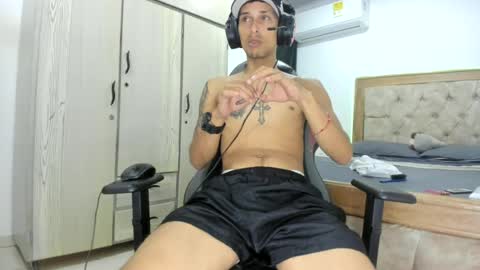 Snapshot of carlossmi01 chatting on June 21, 5:21 am carlossmi01 online show from June 21, 5:21 am