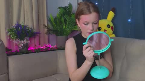 Snapshot of carlyneisenman chatting on December 4, 8:06 pm Eva online show from December 4, 8:06 pm