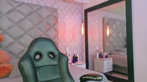 Snapshot of caro_adams1 chatting on November 17, 12:44 pm caro_adams1 online show from November 17, 12:44 pm