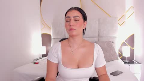 caro_giraldo_ online show from March 15, 6:25 pm