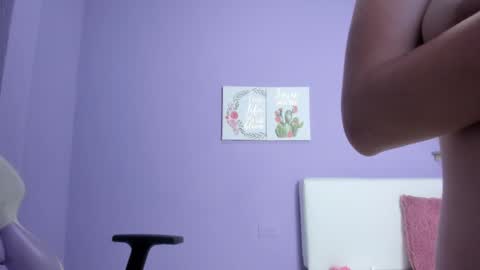 Snapshot of carolina_latinlady chatting on February 13, 11:15 pm Carolina online show from February 13, 11:15 pm