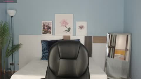 caroline_blair1 online show from April 27, 12:58 pm