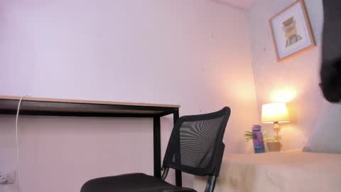 Snapshot of caroline_dh chatting on May 13, 11:29 am Caroline online show from May 13, 11:29 am