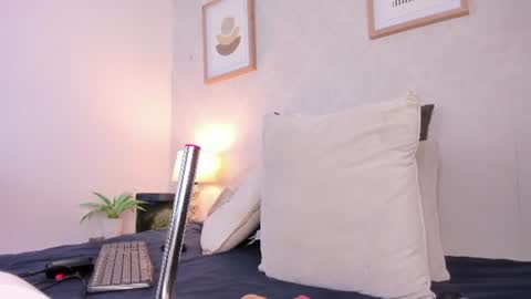 Snapshot of caroline_dh chatting on June 17, 11:34 am Caroline online show from June 17, 11:34 am