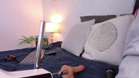 Snapshot of caroline_dh chatting on June 18, 11:36 am Caroline online show from June 18, 11:36 am