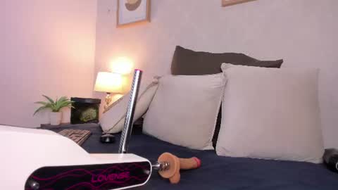 Snapshot of caroline_dh chatting on June 19, 11:36 am Caroline online show from June 19, 11:36 am