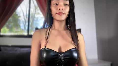 caroline_east online show from May 1, 1:10 am