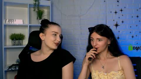 Snapshot of caroline_honeyy chatting on May 25, 12:22 pm Caroline online show from May 25, 12:22 pm