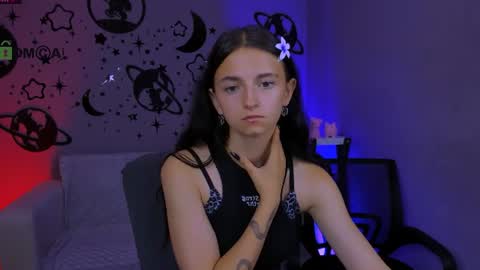 Snapshot of caroline_honeyy chatting on July 6, 10:01 am Caroline online show from July 6, 10:01 am