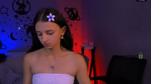 Snapshot of caroline_honeyy chatting on July 13, 9:01 am Caroline online show from July 13, 9:01 am